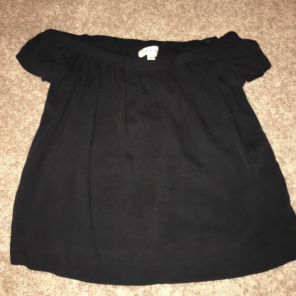 BLACK OFF THE SHOULDER TOP